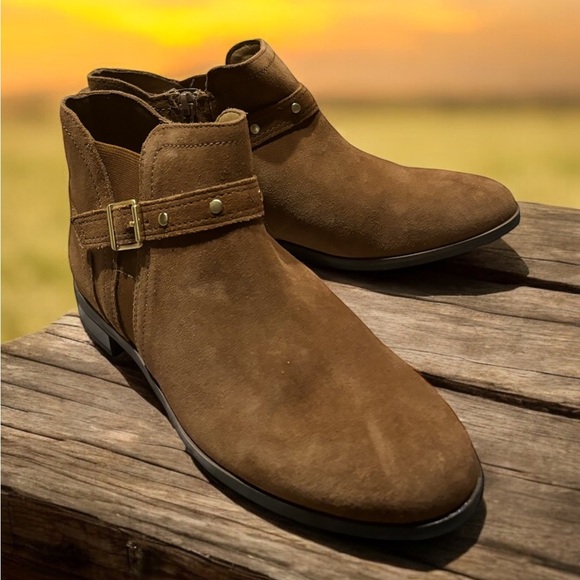 Clark’s Women’s Chelsea Boot Tricia. Tan Suede Leather Upper. NWOB. Size 8. - Picture 5 of 9